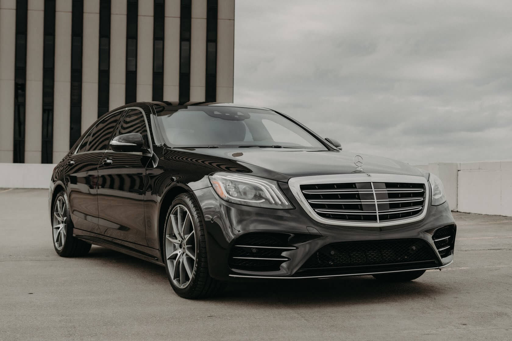 Armored Mercedes S 560 by Armormax Front Side Building